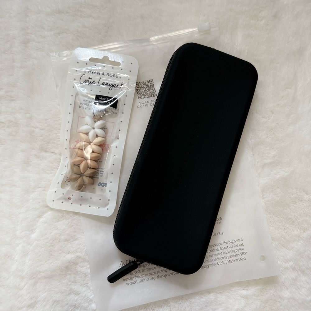 NWT Ryan & Rose Silicone Pouch & Key lanyard